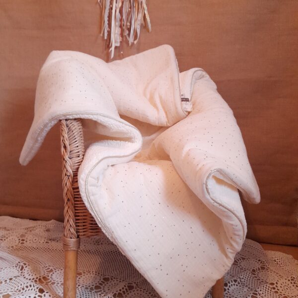 Couverture crème pois dorés