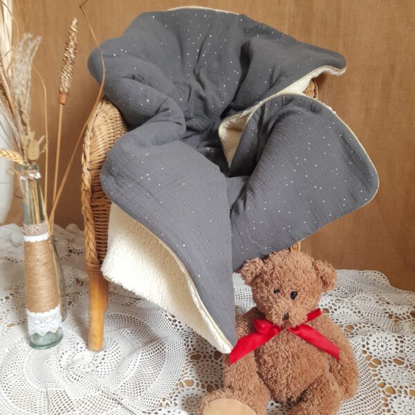 Couverture gris pois dorés